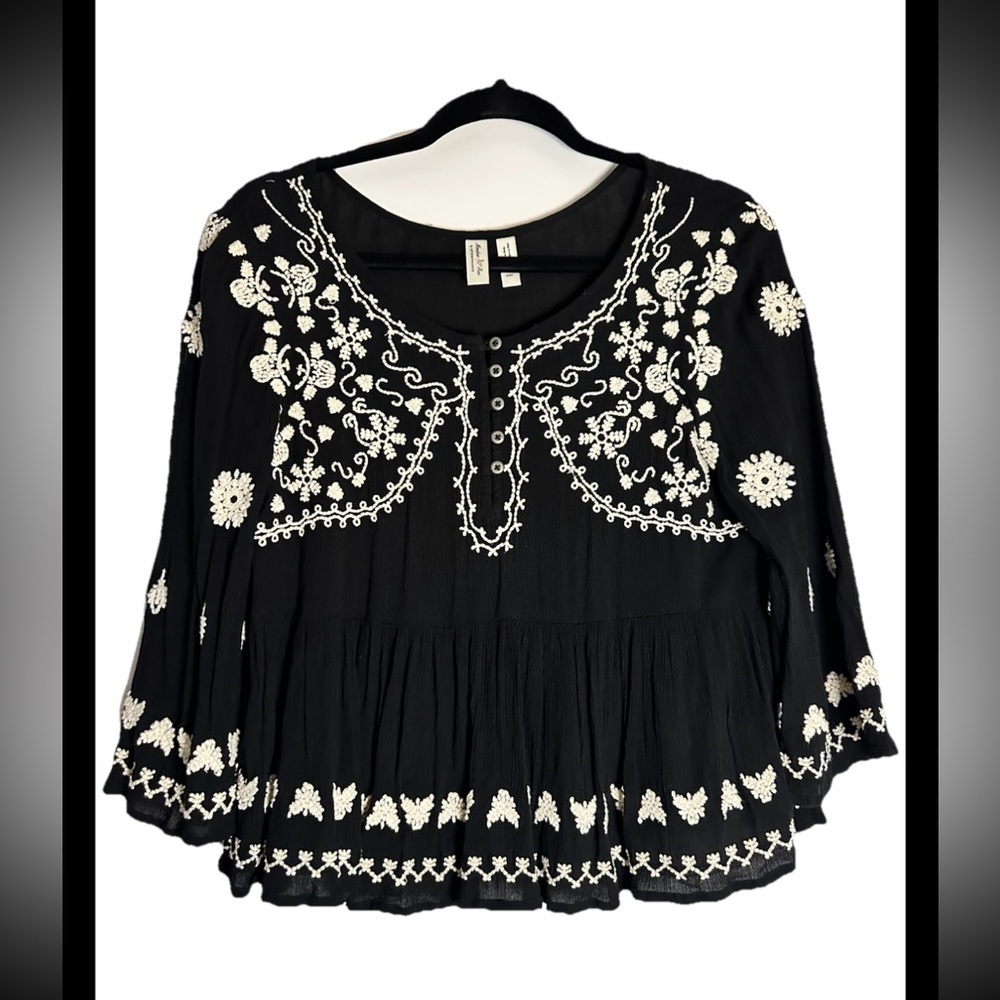 ANTHROPOLOGY Women’s Embroidered Black and White Cropped Top Sz PXS